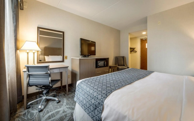 Monte Carlo Inn Airport Suites