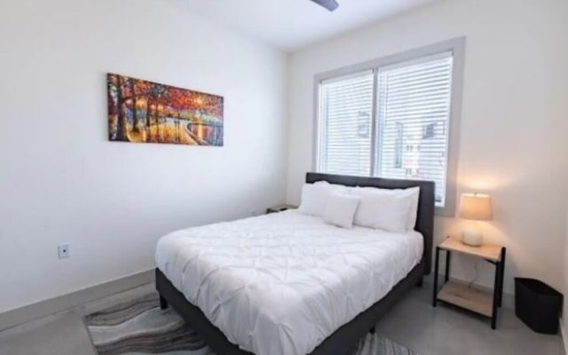Bright Modern Mins From Downtown Nashville 2 Bedroom Condo