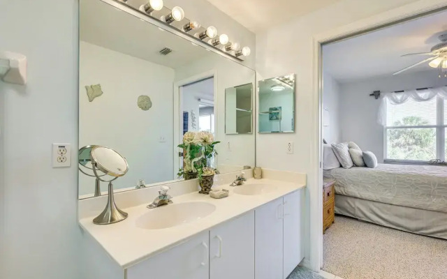 < 1 Mi to Beach: Sleek Naples Condo