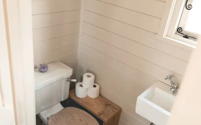 Dog Friendly Shepherd's Hut, Perfect for Couples