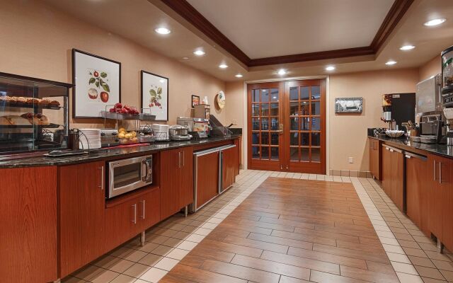 Best Western Plus White Bear Country Inn