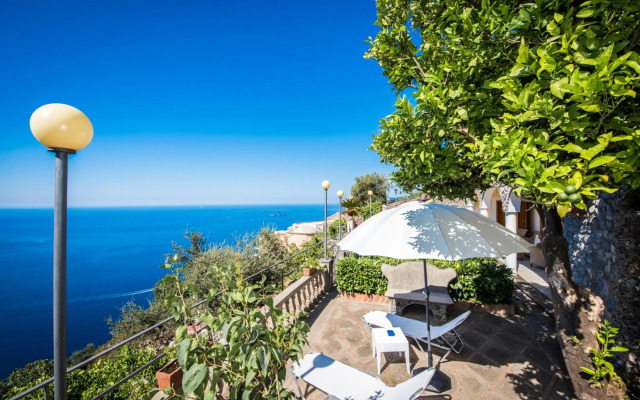 Villa Savina - Elegant Family Villa Overlooks Amalfi Coast -