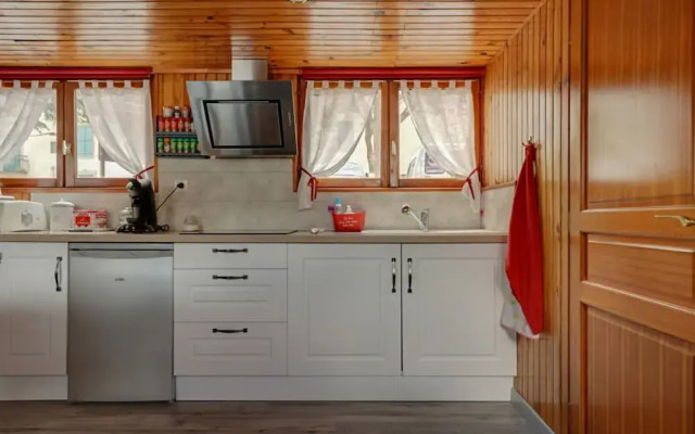 Comfortable House Boat in Homps with Roof Terrace