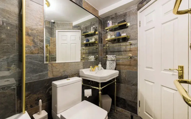 Mayfair 3-bed 5-guest Berkeley Square 1729 House