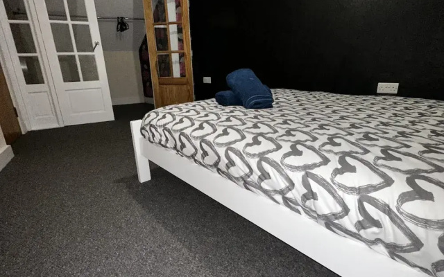 Stunning 5-bed House in Peterborough, Host 15 g