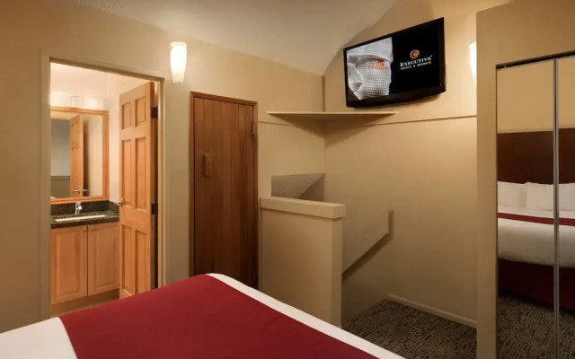 Mountain Side Hotel Whistler by Executive