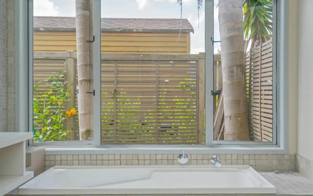 Sanctuary By The Water - Matarangi Holiday Home