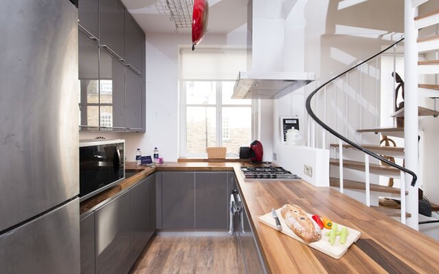 Quirky 2BR Mews House in Popular Earls Court