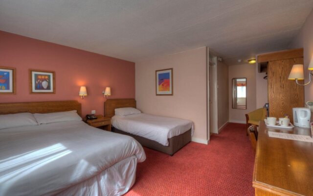 The Longshoot Hotel by Greene King Inns