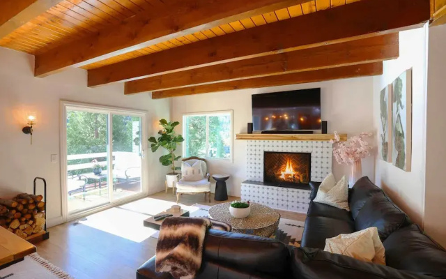 Picturesque Cabin: 2 Balconies, Walk to Lake!