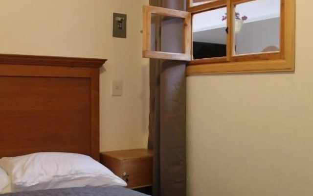 Real 114 Hostal - Hostel