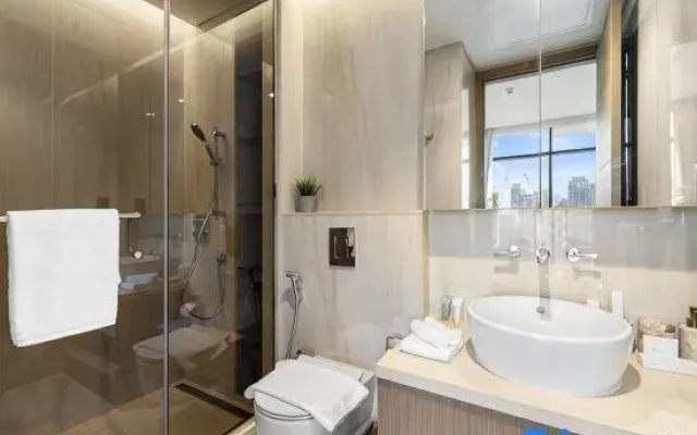 Modern 1BR Apartment with Burj Khalifa View