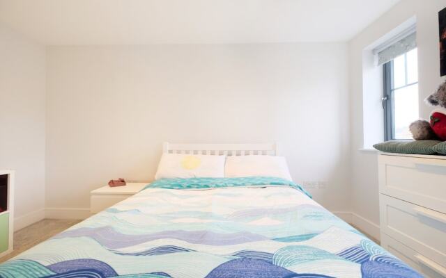 Quiet, Convenient 1BR Flat for 4 in Greenwich