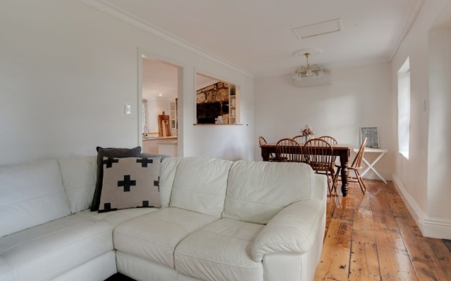 Magnetic Cottage circa: 1850's – Guest Rooms – Port Fairy