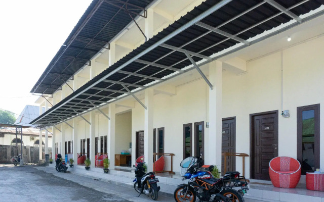 RedDoorz Syariah near Sultan Muhammad Kaharuddin Airport