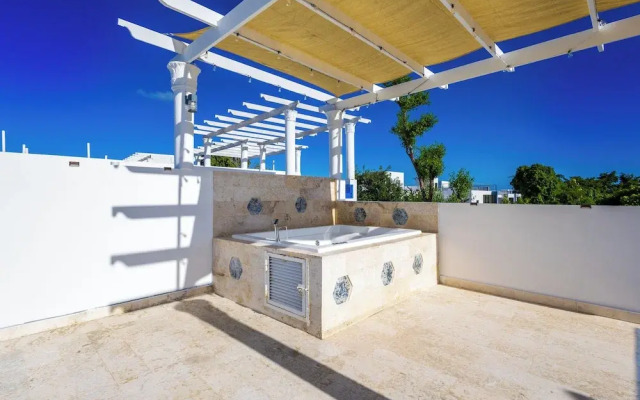 3-BR Villa with Pool & Rooftop Jacuzzi