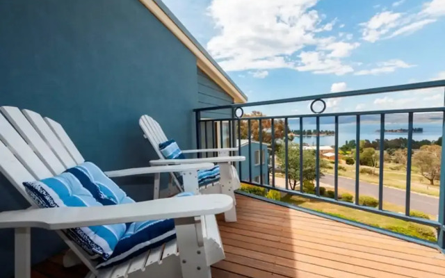 Torino 3 - Lake Jindabyne & Snowy Mountain Views