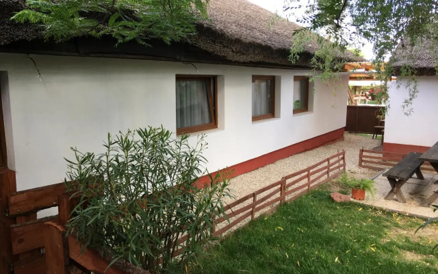 Balatonkenesei Nádfedeles Lovas Vendégház