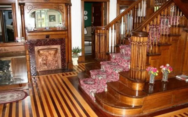 Historic Mansion House Inn