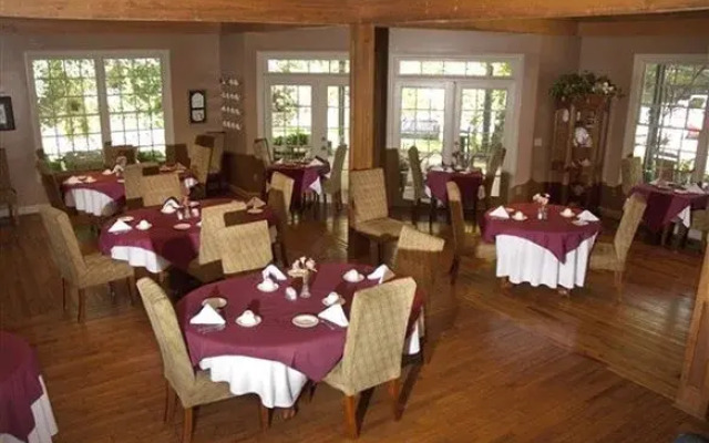 Eight Gables Inn