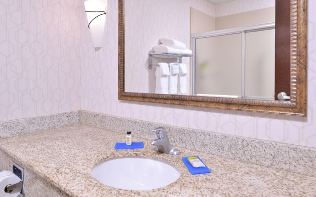 Holiday Inn Express Hotel & Suites Pittsburg by IHG