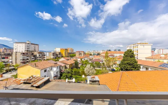 Spacious City-view Apartment Overlooking Shkod r