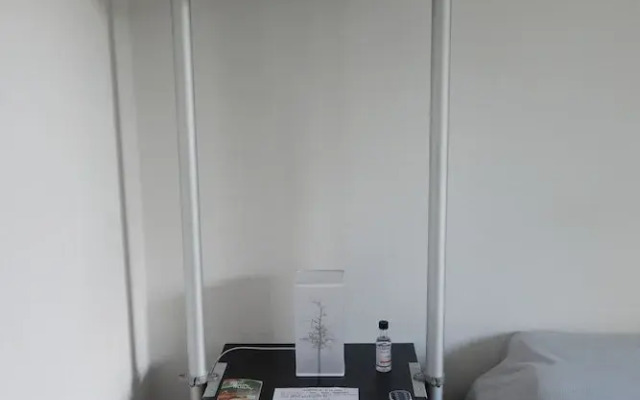 Chambre d'hôtes avec balcon et vue sur le parc, hôte privé