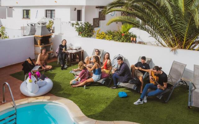 BeDreamer Surf House - Villa with Swimmingpool & Bbq