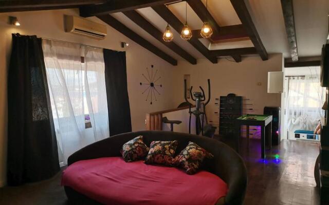 Cheerful Holiday House Illuminosa