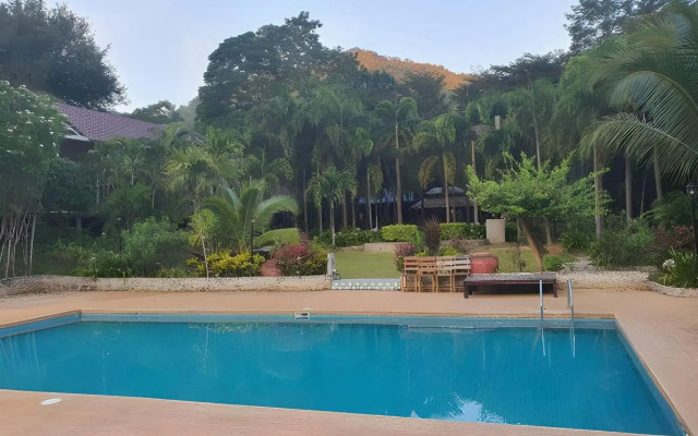 The Hub Erawan Resort