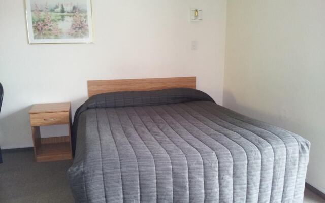 Ace High Motor Inn