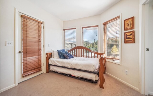 Snowflake Lookout 3 Bedroom Duplex by RedAwning