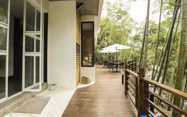 Cloudy Stay Hotel