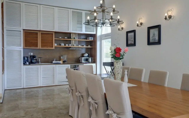 Lighthouse Luxe Estate Apart & Villas
