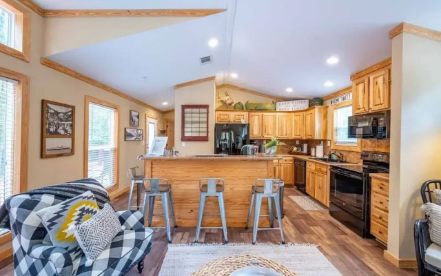 Fish Tales Stunning Cabin Includes Wifi, Hot Tub, and BBQ by Redawning