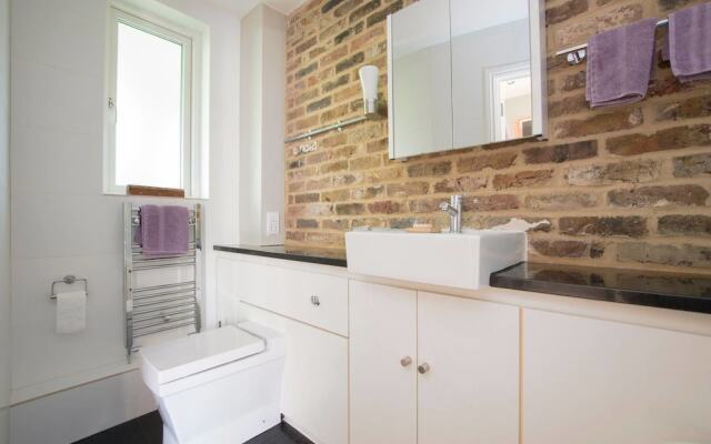 Chic 2 Bedroom Garden House in Dalston