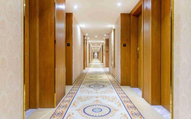 Vienna Hotel Shenzhen Bantian Huawei Tian'an Yungu