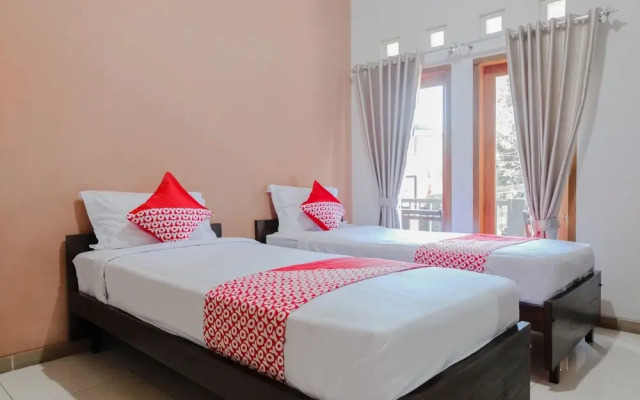 OYO 1306 Kraton Mas Family Residence