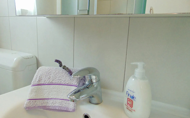 Apartment Vin - excellent location and close to the sea A Postira, Island Brac