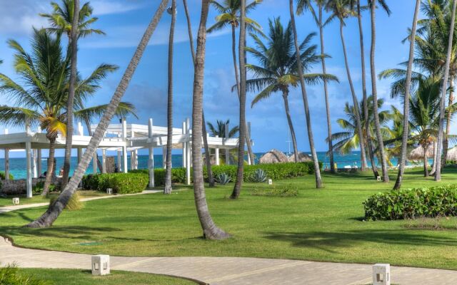 Unique Apartment With Pool View and few Steps Away From The Beach