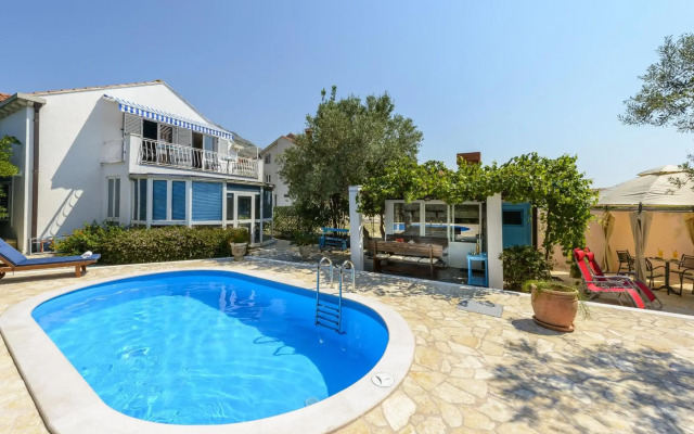 Villa Piano - Four Bedroom Villa With Terrace and Swimming Pool