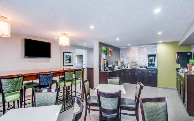 Clarion Pointe Staunton East