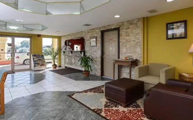 Travelodge by Wyndham Winter Haven
