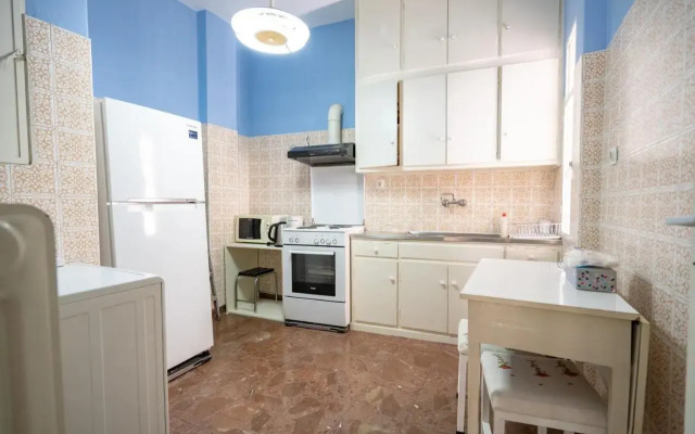 Larissa Station metro st. 2 bedrooms 3 pers. flat