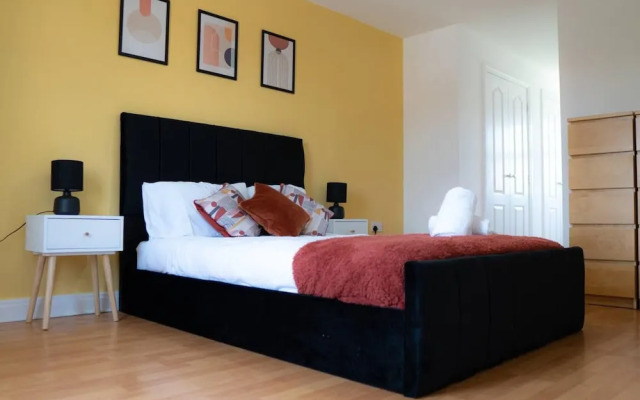 Stunning 6-bed House in Milton Keynes