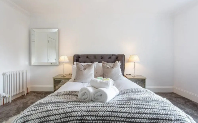 Luxury 4-bedroom Townhouse in Prestigious West End