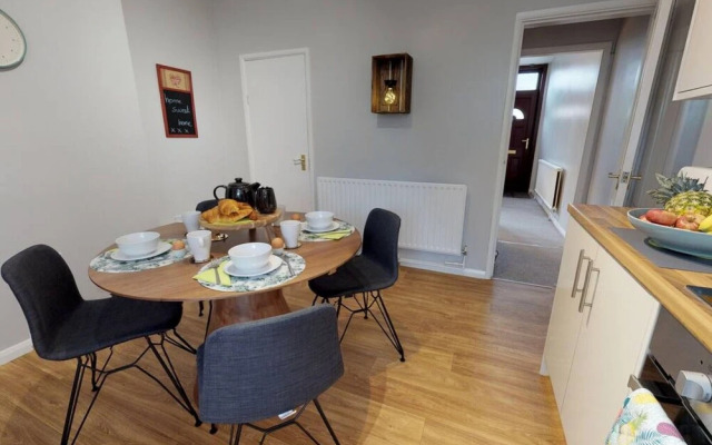 Stayzo 2BR House Accommodation in Peterborough
