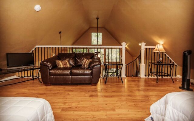 River Rd. Treehouses- Mockingbird Lodge