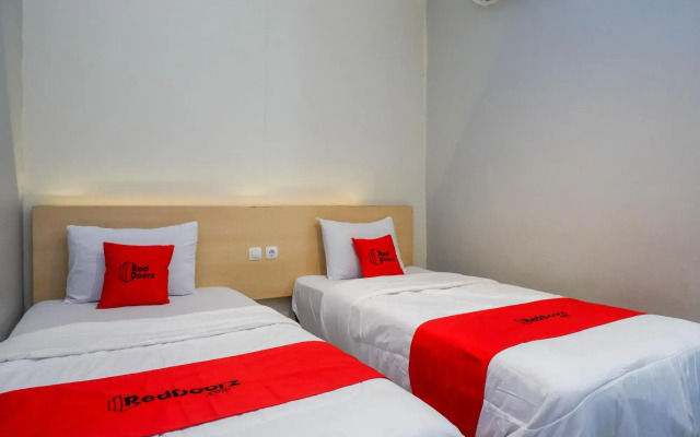 RedDoorz near Stasiun Batang