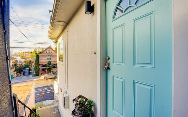 Oakland Apartment w/ Shared Hidden Backyard Oasis!